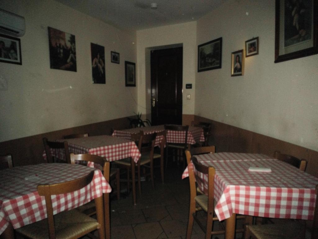Innenraum eines italienischen Restaurants in einer veralteten Website-Darstellung
